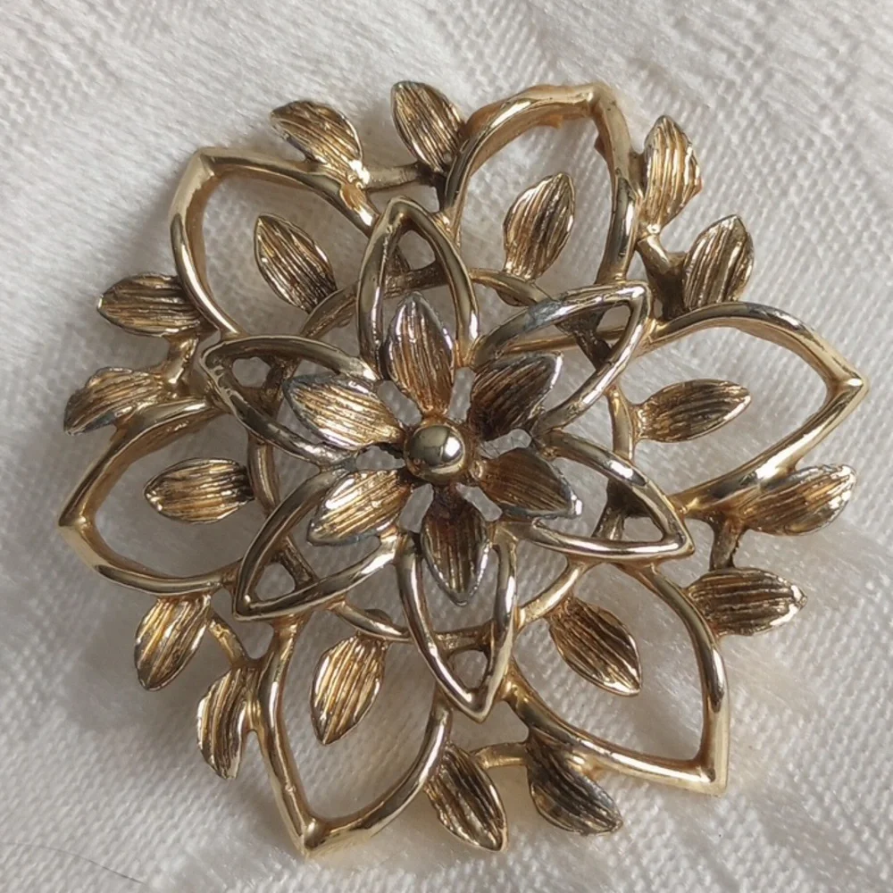 Vintage signed Sarah Coventry Filigree Leaves flower brooch Silvertone pin